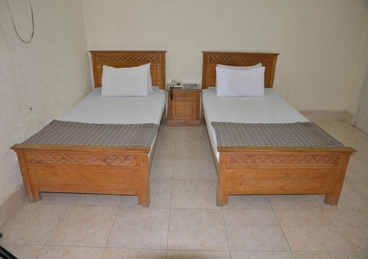 Step Inn Hotel Sukkur Ngoại thất bức ảnh